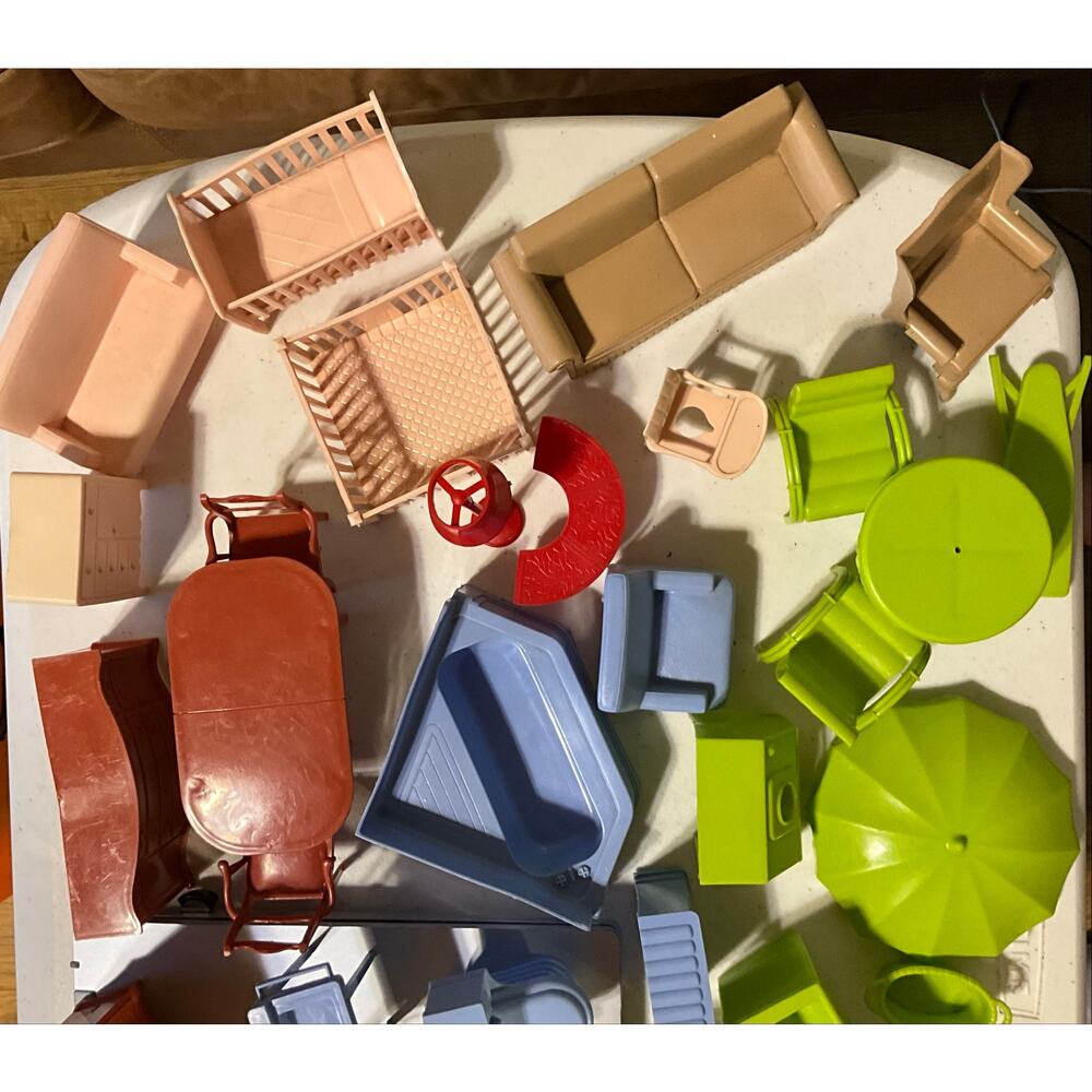 Lot of 49 Pieces of Vintage Doll House Furniture Plastic with Family Figures - Picture 2 of 9